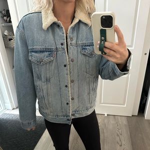 LEVIS original Sherpa trucker jacket, medium, light colour denim